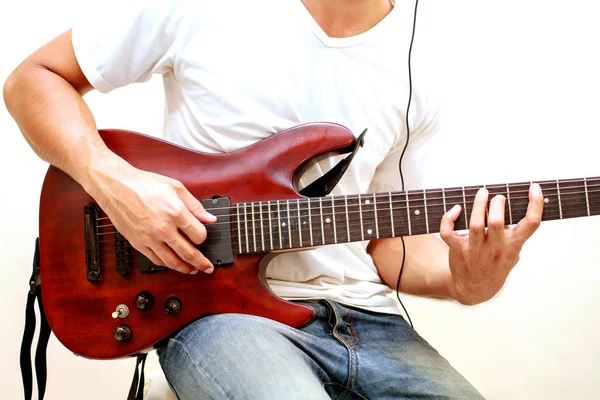 Hezký asijských mladíků na stranu, hrát na kytaru, selektivní Blurre — Stock fotografie