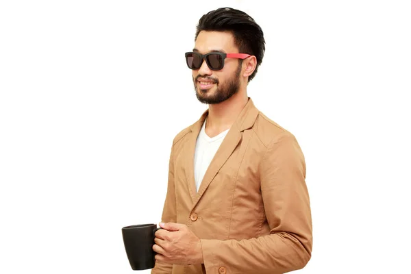 Портрет красивого азиатского молодого бизнесмена с чашкой кофе — стоковое фото