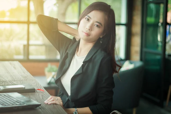 Las mujeres de negocios asiáticas para hacer ejercicio para reducir la fatiga del trabajo, Bl —  Fotos de Stock