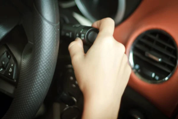 Asiática das mãos da mulher Botão de pressão Turn Signal, buttonthe car, sel — Fotografia de Stock