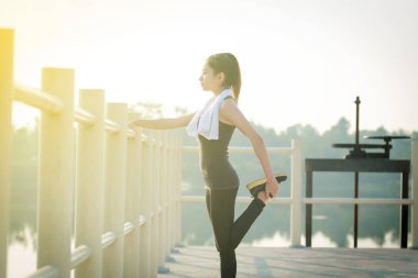 Atletik kadın Asya ısınma ve bulanık ve yumuşak odak noktası