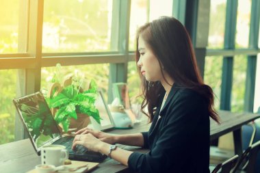 Not Defteri kullanarak Asya iş kadınları ve çalışmaları hakkında ciddi ,
