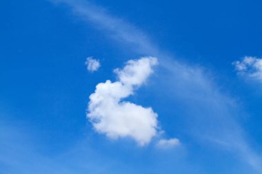 güzel bulut ve mavi gökyüzü arka plan