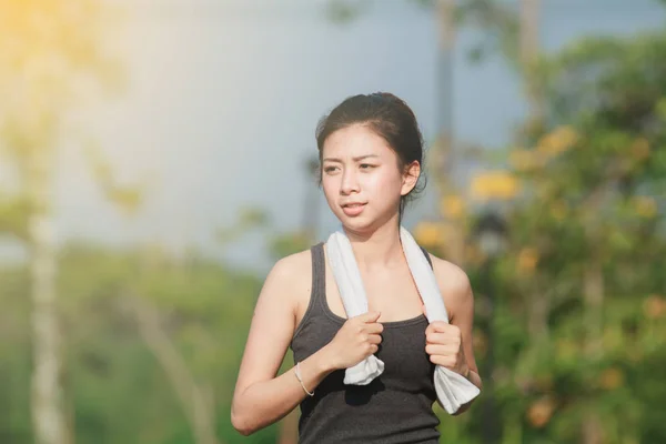 Wazig van Running vrouw. Vrouwelijke atleet joggen tijdens buiten op — Stockfoto