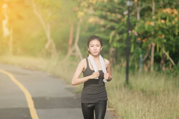 Wazig en zachte focus van Running vrouw. Vrouwelijke atleet jogging du — Stockfoto
