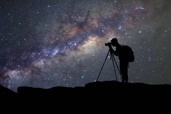 Silueta člověka fotografie se fotografie galaxie Mléčné dráhy — Stock fotografie