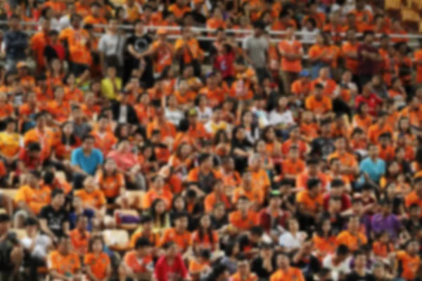 Borrosa de fanáticos del fútbol en un partido y espectadores en el estadio de fútbol — Foto de Stock