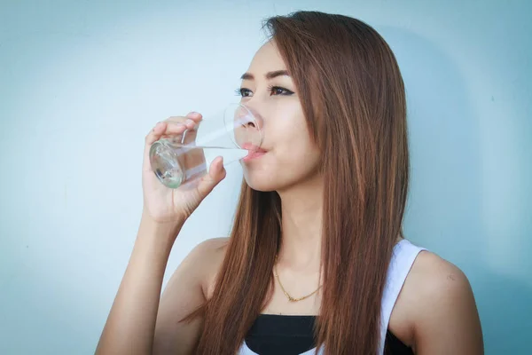 Portrait de jeune belle femme asiatique eau potable à l'été — Photo