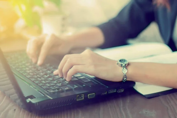 Mulheres de negócios asiáticas usando notebook para trabalhar, desfocado e macio — Fotografia de Stock