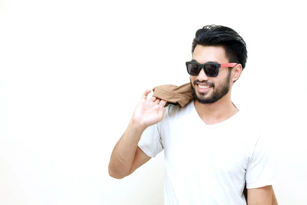 Asiatiska stilig man med mustasch, ler och skrattar på whit — Stockfoto
