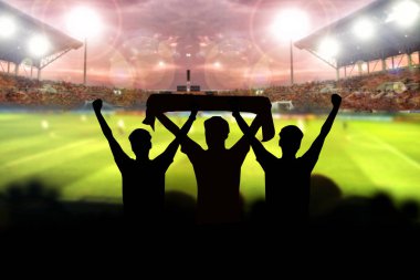Futbolda bir maç ve seyirci futbol taraftar siluetleri