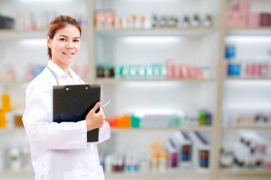 Eczacı kimyager ve Sağlık kadın Asya stethoscop ile doktor