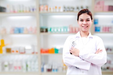 Eczacı kimyager ve Sağlık kadın Asya stethoscop ile doktor