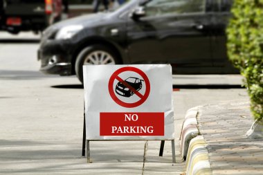 Yolda park levhası yok.
