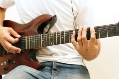 Yakışıklı genç Asyalı adam gitar çalmak