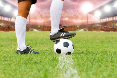 Futbol ya da futbol oyuncu sahada top ile Ki için ayakta