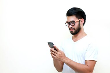 Asya yakışıklı adam bıyık, gülümseyerek ve gülüyor ve USI