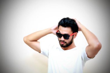 Saç Set ve güneş gözlüğü takıyor Asya yakışıklı adam