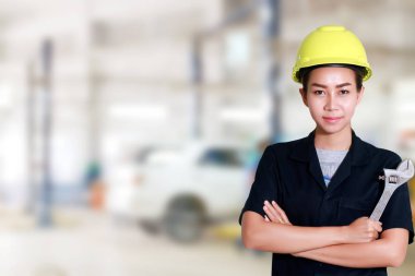 Asyalı kadın mühendis bir İngiliz anahtarı elinde tutan hazırlanan için 