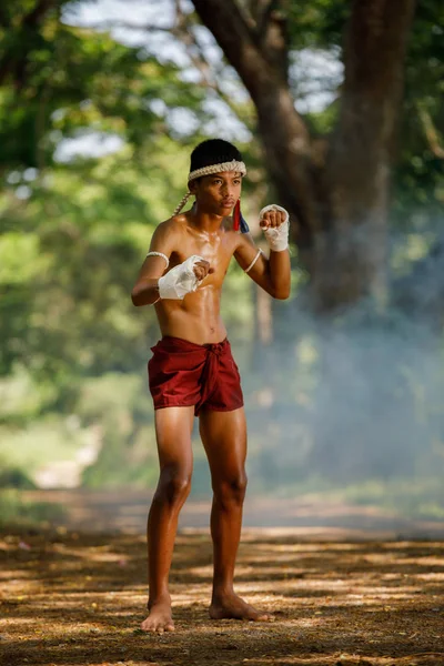 Muay thai o el boxeo tailandés en Tailandia —  Fotos de Stock