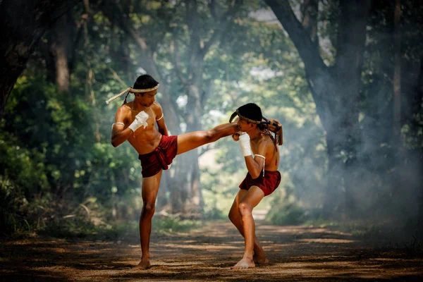 Muay thai ou boxe thaïlandaise en Thaïlande — Photo