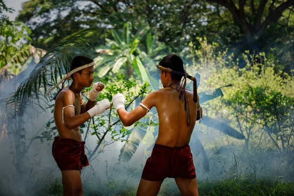 Muay thai ou boxe tailandês na Tailândia — Fotografia de Stock