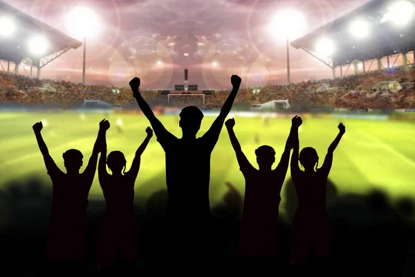 Siluetter av fotbollsfans i en match och åskådare på fotboll — Stockfoto