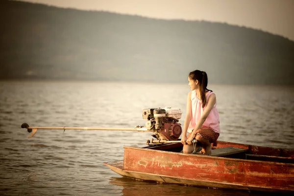 アジアの女性の漁師は魚をキャッチするボートを運転します。 — ストック写真