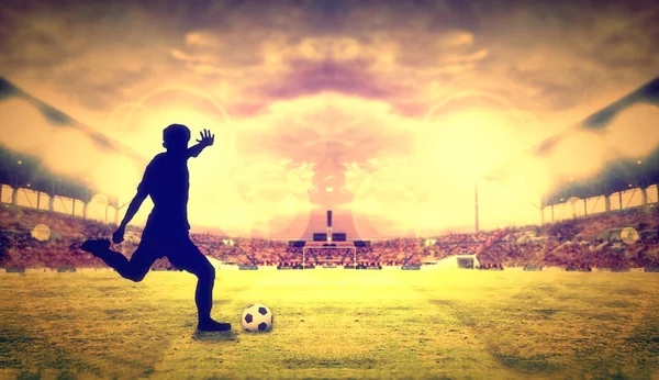축구는 축구에서 목표를 촬영 하는 선수의 실루엣 — 스톡 사진