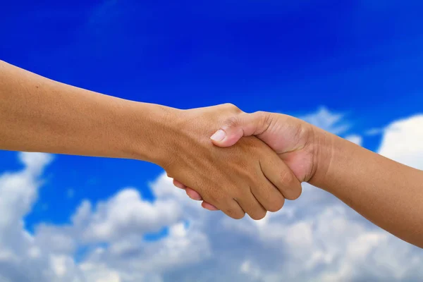 Apretón de manos en un negocio estrechando la mano en la hermosa nube y blu — Foto de Stock