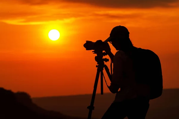 Silhouette of asian women photography take a photo with mountain — Stock Photo, Image