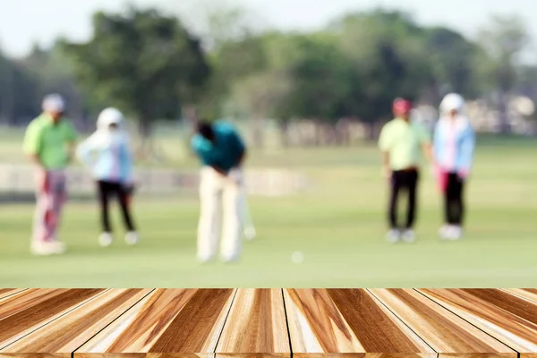 Perspective bois et flous golfeurs frapper balayage et garder golf — Photo