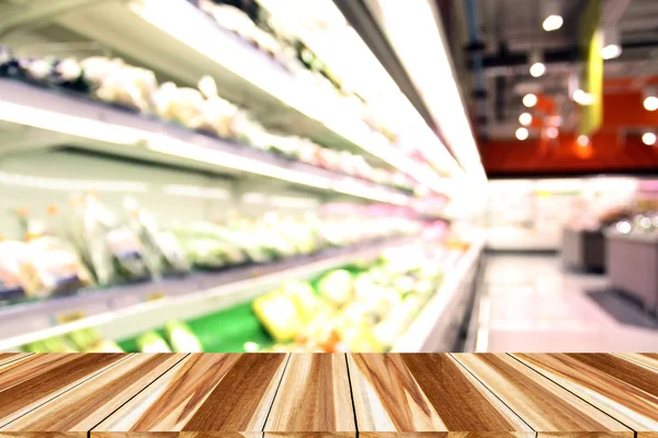 Перспективні дерев'яні і порожні верхні дерев'яні полиці супермаркету/малої — стокове фото