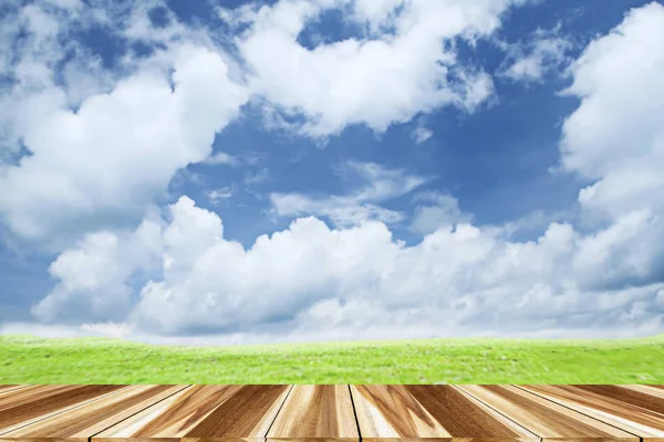 Drewniane deski na podłodze, piękne lato zielone pola z niebieskim — Zdjęcie stockowe
