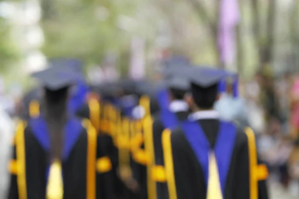 Flou des diplômés marchent la ligne pour obtenir un diplôme — Photo