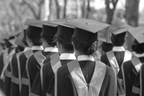 Bulanık, mezunları diploma ve se almak için hat yürüyüş — Stok fotoğraf
