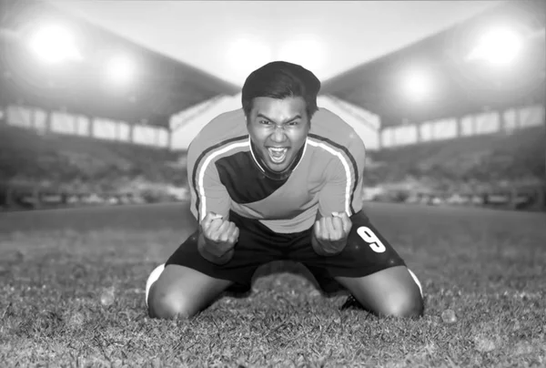 Futebol jogador de futebol jovem felicidade alegria homem ajoelhado e socc — Fotografia de Stock