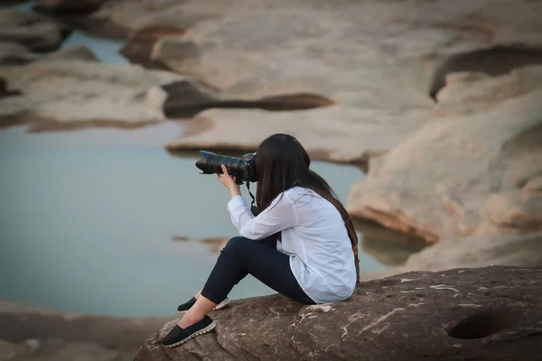 Rozmazaný Asie ženy s batohem na horní o fotografování — Stock fotografie