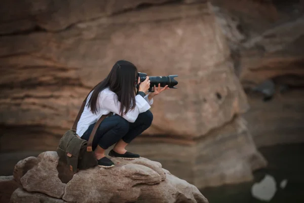 Verschwommen von einer asiatischen Frau mit einem Rucksack, der oben ein Foto macht o — Stockfoto