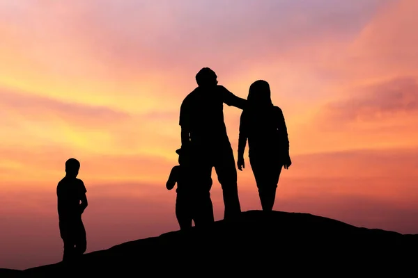 Silueta de pareja enamorada viendo una puesta de sol en las montañas , —  Fotos de Stock