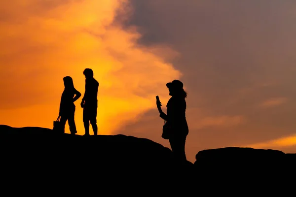 Mulheres silhueta fotografia e selfie com montanha ao pôr do sol — Fotografia de Stock