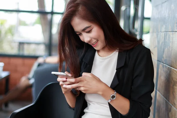 Asia affärsmän och kvinnor använder mobil touch smart phon — Stockfoto