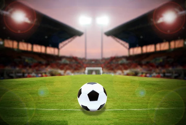 Fotbalové míče na Green Field fotbalový stadion a stadion aréna — Stock fotografie