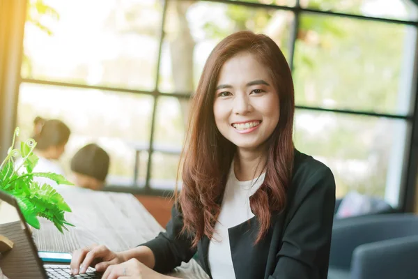 Asiatische Geschäftsfrauen mit Notizbuch und lächelnde Geschäftsfrauen — Stockfoto