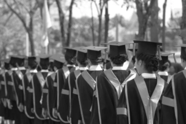 Flou des diplômés marchent la ligne pour obtenir un diplôme et se — Photo