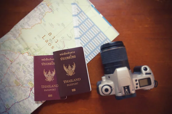 Thailandia passaporto e macchina fotografica sulla mappa per i viaggi del mondo e tra — Foto Stock