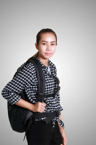Mujer asiática llevando una mochila para turistas y viajes —  Fotos de Stock