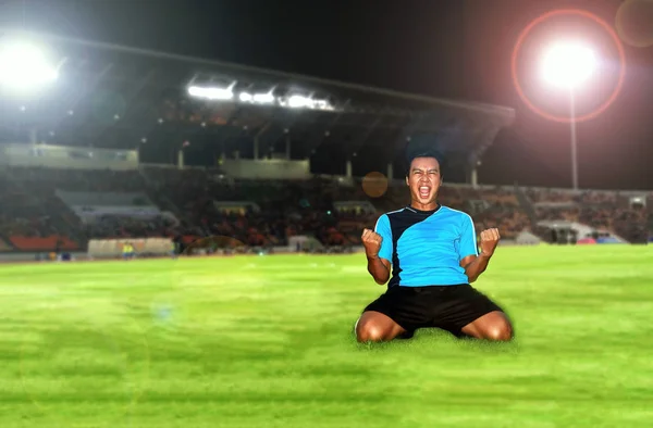 Fútbol fútbol jugador joven felicidad alegría de rodillas y socc —  Fotos de Stock