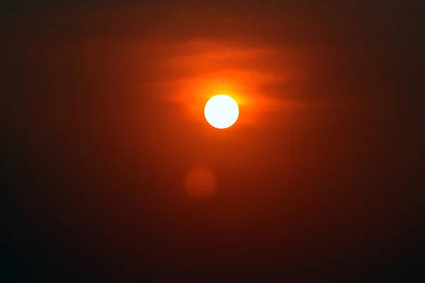 Cerrar el sol en el cielo al atardecer en la noche — Foto de Stock