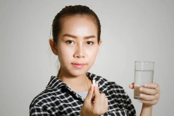 Ásia mulheres estão tomando medicamentos e vitaminas para ajudar Doente e h — Fotografia de Stock